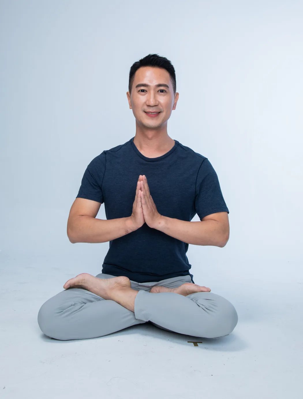 Derek 何明遠盤腿靜坐的形象照