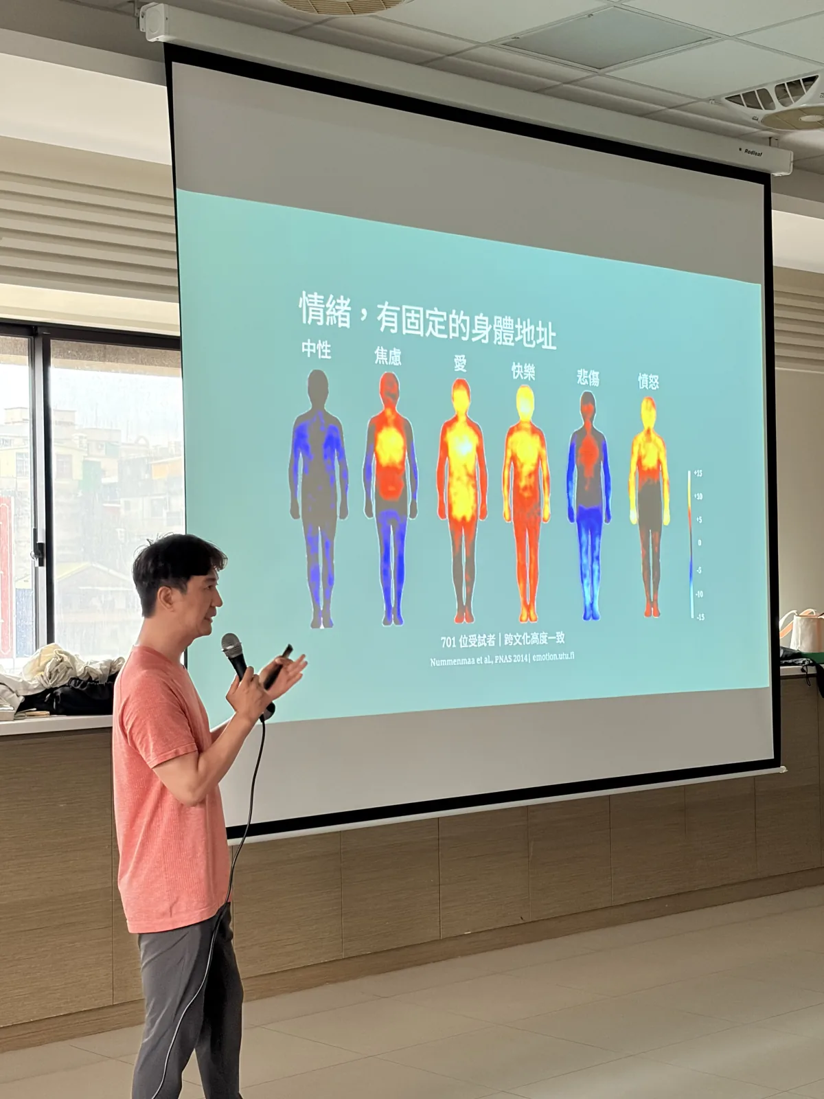 Derek 為企業與機構帶領身體與情緒工作坊