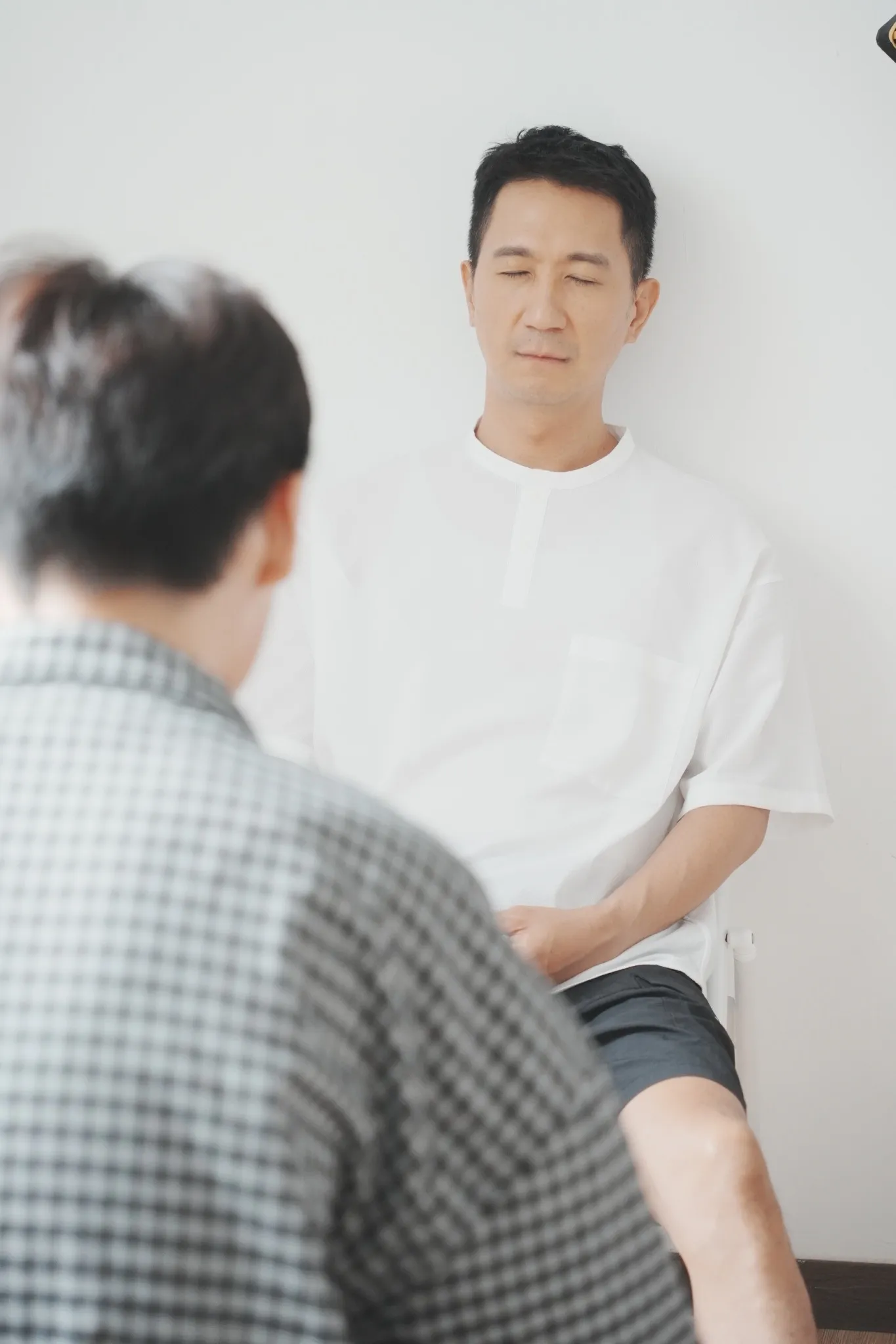 Derek 在一對一催眠晤談中陪伴來訪者